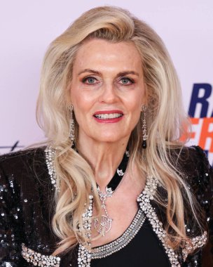 Veronica Swanson Sakal 'ı giyen Nancy Davis, 16 Mayıs 2025' te Amerika Birleşik Devletleri 'nin Los Angeles, Century City' deki Fairmont Century Plaza 'da düzenlenen 32..