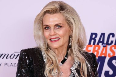 Veronica Swanson Sakal 'ı giyen Nancy Davis, 16 Mayıs 2025' te Amerika Birleşik Devletleri 'nin Los Angeles, Century City' deki Fairmont Century Plaza 'da düzenlenen 32..