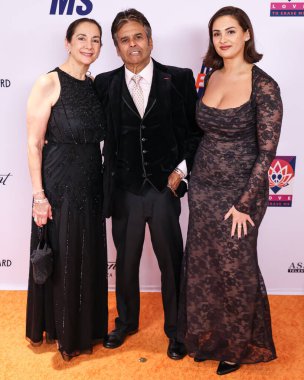Nanette Mirkoviç, Erik Estrada ve Francesca Natalia Estrada, 16 Mayıs 2025 tarihinde Century City, Los Angeles, Kaliforniya, ABD 'de düzenlenen MS Gala 2025' in 32..