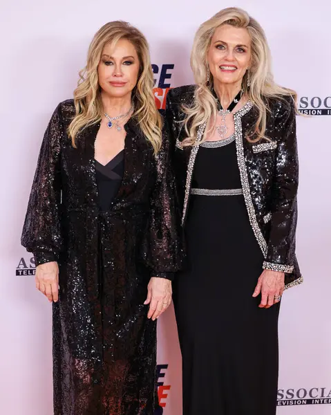 Kathy Hilton ve Nancy Davis, 16 Mayıs 2025 'te Fairmont Century Plaza' da düzenlenen MS Gala 2025 'in 32. Yıllık Silme Yarışı' na katıldılar..