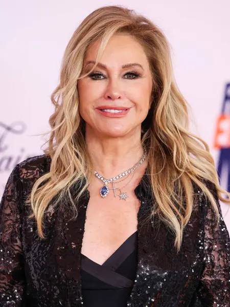 Kathy Hilton, 16 Mayıs 2025 'te Fairmont Century Plaza' da düzenlenen MS Gala 2025 'in 32. Yıllık Silme Yarışı' na katılıyor..