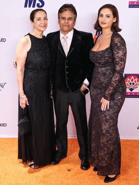 Nanette Mirkoviç, Erik Estrada ve Francesca Natalia Estrada, 16 Mayıs 2025 tarihinde Century City, Los Angeles, Kaliforniya, ABD 'de düzenlenen MS Gala 2025' in 32..