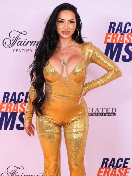 Natasha Graziano, 16 Mayıs 2025 'te Fairmont Century Plaza' da düzenlenen MS Gala 2025 'in 32. Yıllık Silme Yarışı' na katılıyor..