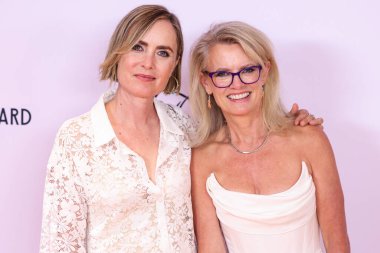 Radha Mitchell ve Claire Jensz, 16 Mayıs 2025 tarihinde Fairmont Century Plaza, Los Angeles, Kaliforniya, ABD 'de düzenlenen MS 2025 Siliş Yarışı' na katıldılar..