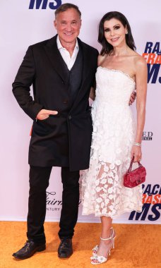 Terry Dubrow ve eşi Heather Dubrow, 16 Mayıs 2025 tarihinde Fairmont Century Plaza, Los Angeles, Kaliforniya, ABD 'de düzenlenen MS Gala 2025' in 32..