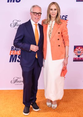 Tommy Hilfiger ve eşi Dee Ocleppo Hilfiger, 16 Mayıs 2025 'te Century City, Los Angeles, Kaliforniya, ABD' deki Fairmont Century Plaza 'da düzenlenen 32..