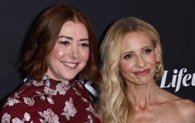 Amerikalı aktris Alyson Hannigan ve Amerikalı aktris Sarah Michelle Gellar, 20 Mayıs 2025 'te Hollywood, Los Angeles' ta The Aster 'da düzenlenen Lifetime' ın Orijinal Filmi 'Pretty Hurts' ve GSK Ask2Bsure Sağlık Konferansı 'na geldiler. 