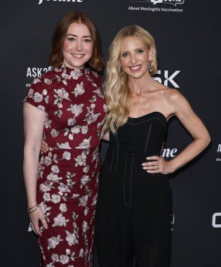 Amerikalı aktris Alyson Hannigan ve Amerikalı aktris Sarah Michelle Gellar, 20 Mayıs 2025 'te Hollywood, Los Angeles' ta The Aster 'da düzenlenen Lifetime' ın Orijinal Filmi 'Pretty Hurts' ve GSK Ask2Bsure Sağlık Konferansı 'na geldiler. 