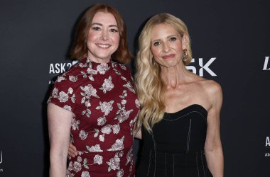Amerikalı aktris Alyson Hannigan ve Amerikalı aktris Sarah Michelle Gellar, 20 Mayıs 2025 'te Hollywood, Los Angeles' ta The Aster 'da düzenlenen Lifetime' ın Orijinal Filmi 'Pretty Hurts' ve GSK Ask2Bsure Sağlık Konferansı 'na geldiler. 