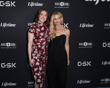 Amerikalı aktris Alyson Hannigan ve Amerikalı aktris Sarah Michelle Gellar, 20 Mayıs 2025 'te Hollywood, Los Angeles' ta The Aster 'da düzenlenen Lifetime' ın Orijinal Filmi 'Pretty Hurts' ve GSK Ask2Bsure Sağlık Konferansı 'na geldiler. 