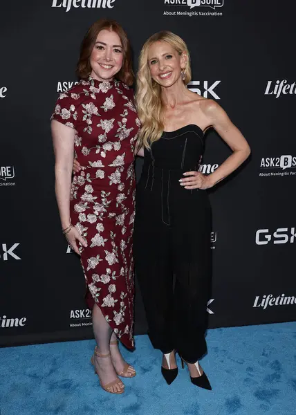 Amerikalı aktris Alyson Hannigan ve Amerikalı aktris Sarah Michelle Gellar, 20 Mayıs 2025 'te Hollywood, Los Angeles' ta The Aster 'da düzenlenen Lifetime' ın Orijinal Filmi 'Pretty Hurts' ve GSK Ask2Bsure Sağlık Konferansı 'na geldiler. 