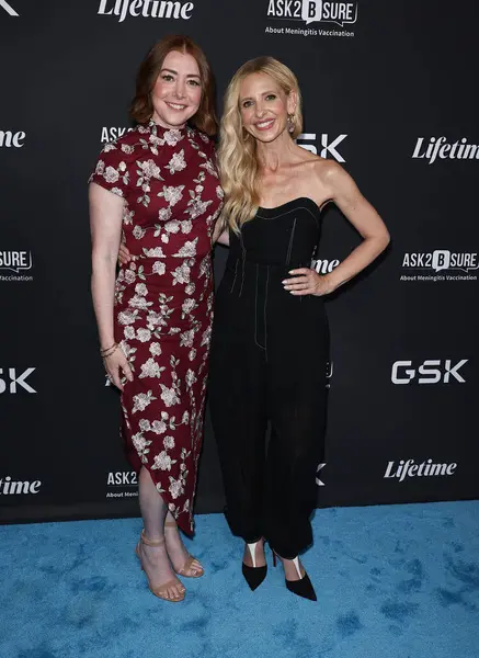 Amerikalı aktris Alyson Hannigan ve Amerikalı aktris Sarah Michelle Gellar, 20 Mayıs 2025 'te Hollywood, Los Angeles' ta The Aster 'da düzenlenen Lifetime' ın Orijinal Filmi 'Pretty Hurts' ve GSK Ask2Bsure Sağlık Konferansı 'na geldiler. 