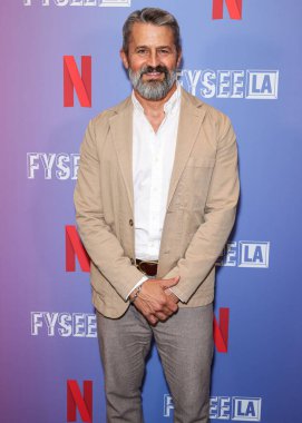 Prodüksiyon tasarımcısı Matthew Flood Ferguson 20 Mayıs 2025 'te Netflix FYSEE LA -' Canavarlar: The Lyle And Erik Menendez Story 'ATAS (Televizyon Sanatları ve Bilimleri Akademisi) Emmy FYC' ye (Sizin Düşünceleriniz İçin) geldi.