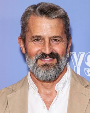 Prodüksiyon tasarımcısı Matthew Flood Ferguson 20 Mayıs 2025 'te Netflix FYSEE LA -' Canavarlar: The Lyle And Erik Menendez Story 'ATAS (Televizyon Sanatları ve Bilimleri Akademisi) Emmy FYC' ye (Sizin Düşünceleriniz İçin) geldi.