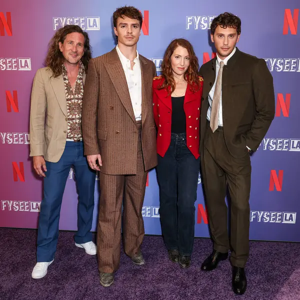 Amerikalı senarist, yönetmen ve aktör Ian Brennan, Amerikalı aktör Nicholas Alexander Chavez, Amerikalı oyuncu Ari Graynor ve Amerikalı aktör Cooper Koch Netflix FYSEE LA 'ya geldiler.
