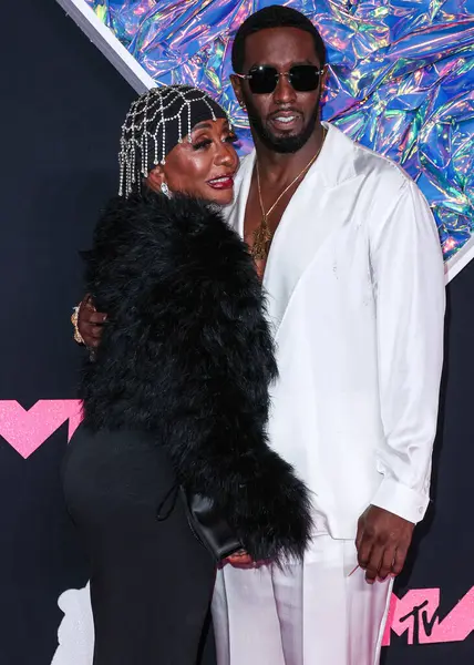 Sean 'Diddy' Combs 'un duruşması 9' uncu gün Cassie Ventura son gün savunma avukatlarıyla görüşüyor. NEWARK, NEW JERSEY, ABD - 12 Eylül: Janice Combs ve oğlu / Amerikalı rapçi, müzik yapımcısı ve kayıt yöneticisi Diddy