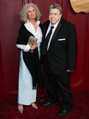 George Wendt 20 Mayıs 2025, Salı günü 76 yaşında öldü. Amerikalı aktris Bernadette Birkett ve kocası / Amerikalı aktör George Wendt, 15 Ocak 2024 'te ABD' nin Los Angeles kentinde Mother Wolf 'ta düzenlenen Apple TV +' nin 75.