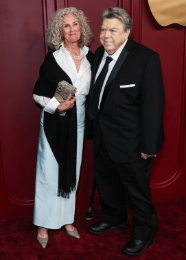 George Wendt 20 Mayıs 2025, Salı günü 76 yaşında öldü. Amerikalı aktris Bernadette Birkett ve kocası / Amerikalı aktör George Wendt, 15 Ocak 2024 'te ABD' nin Los Angeles kentinde Mother Wolf 'ta düzenlenen Apple TV +' nin 75.