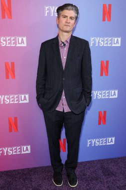Amerikalı televizyon yazarı, yapımcısı, yönetmeni ve aktör Michael Schur Netflix FYSEE LA 'ya -' A Man On the Inside 'Sezon 1 ATAS (Academy of Television Arts and Sciences) Emmy FYC (For Your Consideration) 21 Mayıs 2025' te ABD 'nin Los Angeles kentinde geldi. 