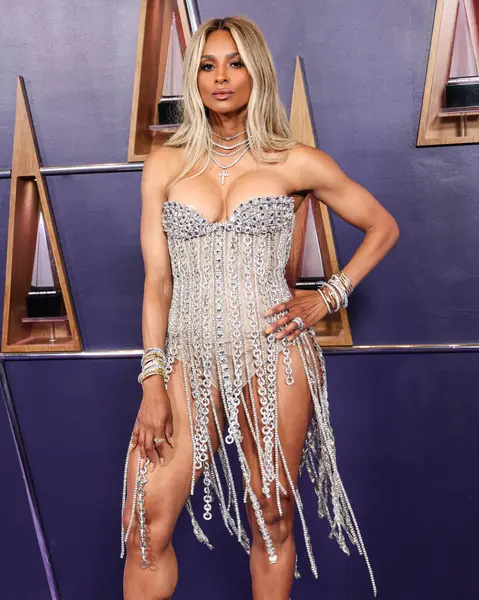 Bronx ve Banco elbisesi giyen Ciara Prensesi Wilson, 26 Mayıs 2025 'te Las Vegas, Las Vegas' ta düzenlenen 2025 Amerikan Müzik Ödülleri 'ne geldi..        