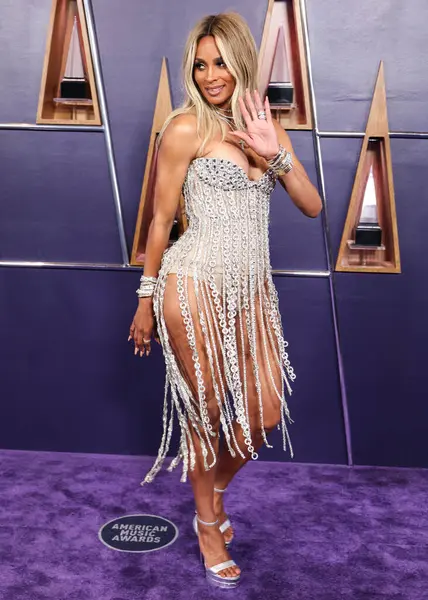 Bronx ve Banco elbisesi giyen Ciara Prensesi Wilson, 26 Mayıs 2025 'te Las Vegas, Las Vegas' ta düzenlenen 2025 Amerikan Müzik Ödülleri 'ne geldi..        
