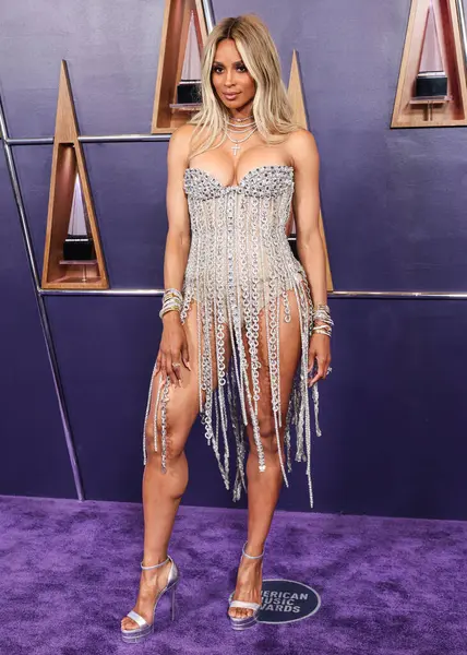 Bronx ve Banco elbisesi giyen Ciara Prensesi Wilson, 26 Mayıs 2025 'te Las Vegas, Las Vegas' ta düzenlenen 2025 Amerikan Müzik Ödülleri 'ne geldi..        