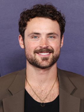 Dylan Efron Armani takım elbise, Magnanni ayakkabılar, David Yurman kolyesi ve TAG Heuer saati, 26 Mayıs 2025 'te Las Vegas, Las Vegas' ta düzenlenen 2025 Amerikan Müzik Ödülleri 'ne ulaşır.. 