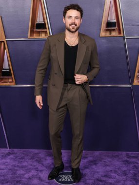 Dylan Efron Armani takım elbise, Magnanni ayakkabılar, David Yurman kolyesi ve TAG Heuer saati, 26 Mayıs 2025 'te Las Vegas, Las Vegas' ta düzenlenen 2025 Amerikan Müzik Ödülleri 'ne ulaşır.. 