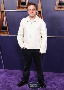 Jake Shane, Sandro ceketi, The Row pantolonu ve Saint Laurent ayakkabıları ile 26 Mayıs 2025 'te Las Vegas, Las Vegas' ta düzenlenen 2025 Amerikan Müzik Ödülleri 'ne ulaşır..