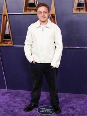 Jake Shane, Sandro ceketi, The Row pantolonu ve Saint Laurent ayakkabıları ile 26 Mayıs 2025 'te Las Vegas, Las Vegas' ta düzenlenen 2025 Amerikan Müzik Ödülleri 'ne ulaşır..