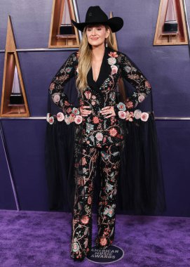 Rahul Mishra 'yı giyen Lainey Wilson, 26 Mayıs 2025' te Las Vegas Fontainebleau 'da düzenlenen 2025 Amerikan Müzik Ödülleri' ne ulaştı..         