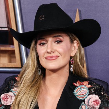 Rahul Mishra 'yı giyen Lainey Wilson, 26 Mayıs 2025' te Las Vegas Fontainebleau 'da düzenlenen 2025 Amerikan Müzik Ödülleri' ne ulaştı..         