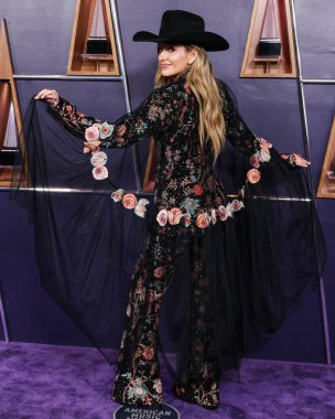 Rahul Mishra 'yı giyen Lainey Wilson, 26 Mayıs 2025' te Las Vegas Fontainebleau 'da düzenlenen 2025 Amerikan Müzik Ödülleri' ne ulaştı..         