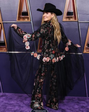 Rahul Mishra 'yı giyen Lainey Wilson, 26 Mayıs 2025' te Las Vegas Fontainebleau 'da düzenlenen 2025 Amerikan Müzik Ödülleri' ne ulaştı..         