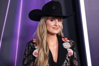 Rahul Mishra 'yı giyen Lainey Wilson, 26 Mayıs 2025' te Las Vegas Fontainebleau 'da düzenlenen 2025 Amerikan Müzik Ödülleri' ne ulaştı..         