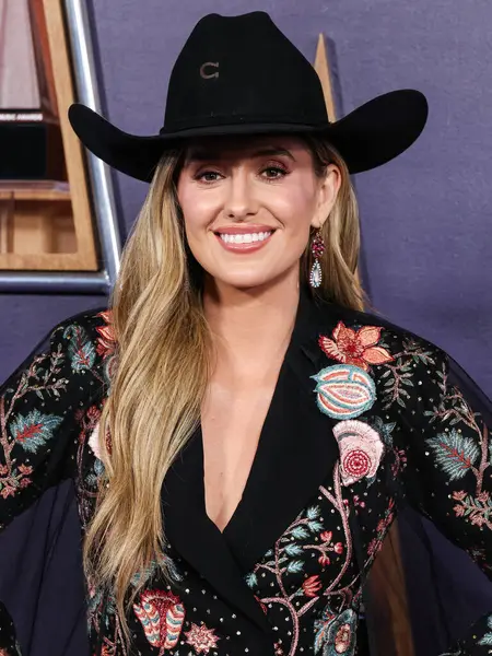 Rahul Mishra 'yı giyen Lainey Wilson, 26 Mayıs 2025' te Las Vegas Fontainebleau 'da düzenlenen 2025 Amerikan Müzik Ödülleri' ne ulaştı..         