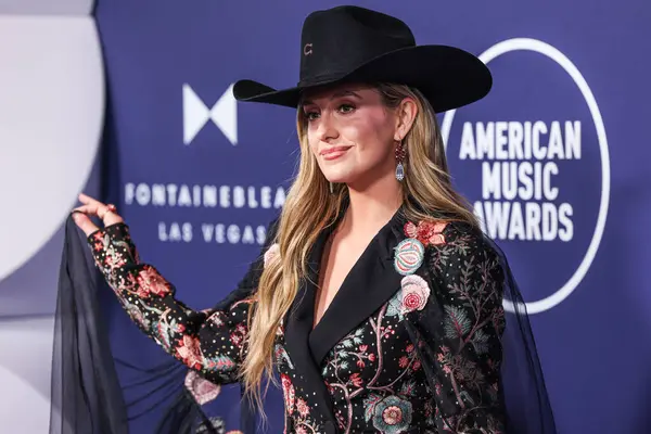 Rahul Mishra 'yı giyen Lainey Wilson, 26 Mayıs 2025' te Las Vegas Fontainebleau 'da düzenlenen 2025 Amerikan Müzik Ödülleri' ne ulaştı..         
