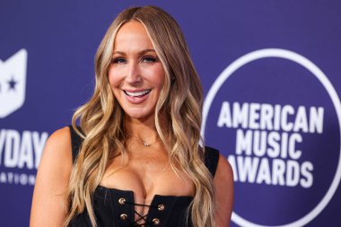 Yara Shoemaker elbisesi giyen Nikki Glaser, 26 Mayıs 2025 'te Las Vegas Fontainebleau' da düzenlenen 2025 Amerikan Müzik Ödüllerine geldi..       