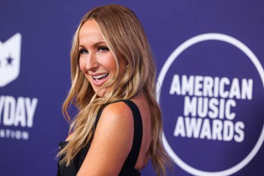 Yara Shoemaker elbisesi giyen Nikki Glaser, 26 Mayıs 2025 'te Las Vegas Fontainebleau' da düzenlenen 2025 Amerikan Müzik Ödüllerine geldi..       