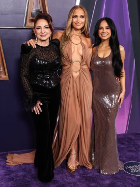 Gloria Estefan, Jennifer Lopez (J.Lo) ve Becky G, 26 Mayıs 2025 tarihinde Las Vegas, Nevada, ABD 'de düzenlenen Fontainebleau Las Vegas' ta düzenlenen 2025 Amerikan Müzik Ödüllerinde poz verdiler..       