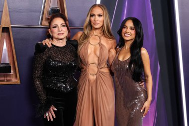 Gloria Estefan, Jennifer Lopez (J.Lo) ve Becky G, 26 Mayıs 2025 tarihinde Las Vegas, Nevada, ABD 'de düzenlenen Fontainebleau Las Vegas' ta düzenlenen 2025 Amerikan Müzik Ödüllerinde poz verdiler..       