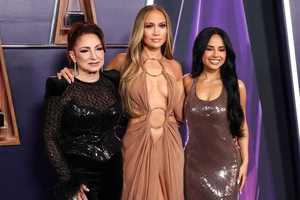 Gloria Estefan, Jennifer Lopez (J.Lo) ve Becky G, 26 Mayıs 2025 tarihinde Las Vegas, Nevada, ABD 'de düzenlenen Fontainebleau Las Vegas' ta düzenlenen 2025 Amerikan Müzik Ödüllerinde poz verdiler..       