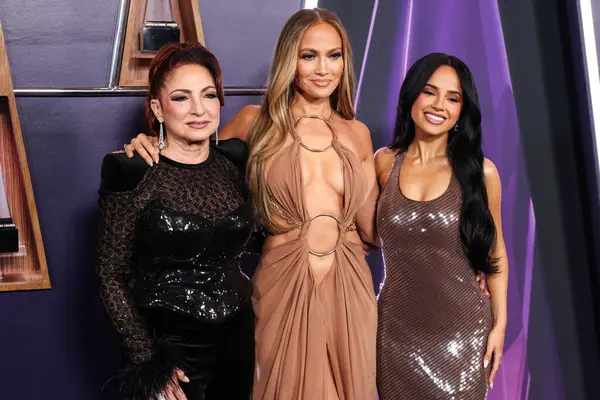 Gloria Estefan, Jennifer Lopez (J.Lo) ve Becky G, 26 Mayıs 2025 tarihinde Las Vegas, Nevada, ABD 'de düzenlenen Fontainebleau Las Vegas' ta düzenlenen 2025 Amerikan Müzik Ödüllerinde poz verdiler..       