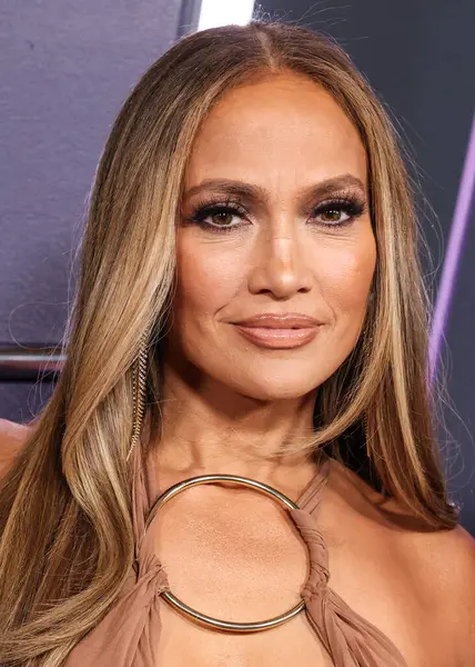 Jennifer Lopez (J.Lo), 26 Mayıs 2025 tarihinde Las Vegas, Nevada, ABD 'de düzenlenen Fontainebleau Las Vegas' ta düzenlenen 2025 Amerikan Müzik Ödüllerinde savunma pozu verdi..