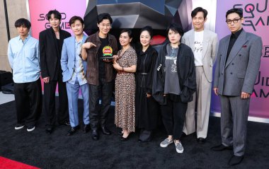 Kim Ji-yong, Park Sung-hoon, Lee Byung-hun, Hwang Dong-hyuk, Kang Ae-shim, Chae Kyoung-sun, Nam Na-young, Lee Jung-jae ve T.O.P Netflix FYSEE LA - 'Kalamar Oyunu' Sezon 2 ATAS) 