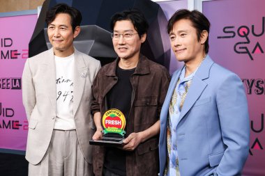 Güney Koreli aktör, film yapımcısı ve iş adamı Lee Jung-jae, Güney Koreli yönetmen, yapımcı ve senarist Hwang Dong-hyuk ve Güney Koreli aktör, şarkıcı ve model Lee Byung-hun Netflix FYSEE LA - 'Squid Game' 2. Sezon ATAS 