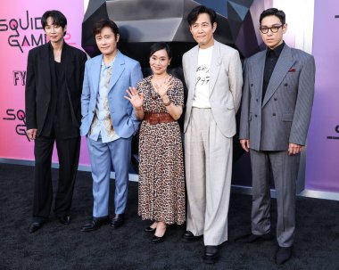 Güney Koreli aktörler Park Sung-hoon, Lee Byung-hun, Kang Ae-shim, Lee Jung-jae ve T.O.P (Choi Seung-hyun) Netflix FYSEE LA - 'Squid Game' Sezon 2 ATAS (Televizyon Sanatları ve Bilimleri Akademisi) Emmy FYC 'ye geldiler.) 