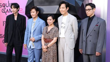 Güney Koreli aktörler Park Sung-hoon, Lee Byung-hun, Kang Ae-shim, Lee Jung-jae ve T.O.P (Choi Seung-hyun) Netflix FYSEE LA - 'Squid Game' Sezon 2 ATAS (Televizyon Sanatları ve Bilimleri Akademisi) Emmy FYC 'ye geldiler.) 
