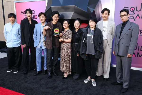 Kim Ji-yong, Park Sung-hoon, Lee Byung-hun, Hwang Dong-hyuk, Kang Ae-shim, Chae Kyoung-sun, Nam Na-young, Lee Jung-jae ve T.O.P Netflix FYSEE LA - 'Kalamar Oyunu' Sezon 2 ATAS) 