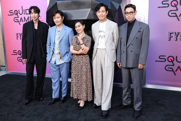 Güney Koreli aktörler Park Sung-hoon, Lee Byung-hun, Kang Ae-shim, Lee Jung-jae ve T.O.P (Choi Seung-hyun) Netflix FYSEE LA - 'Squid Game' Sezon 2 ATAS (Televizyon Sanatları ve Bilimleri Akademisi) Emmy FYC 'ye geldiler.) 